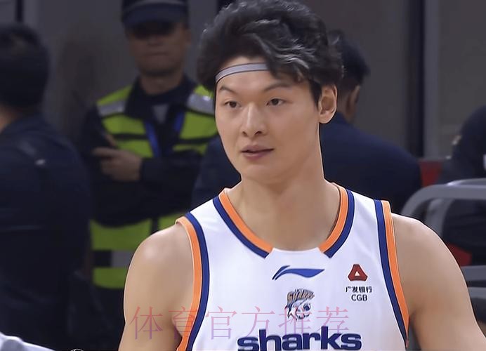 王哲林:比赛有起伏很正常,手感终究会回来的 王哲林:比赛有起伏很正常,手感终究会回来的